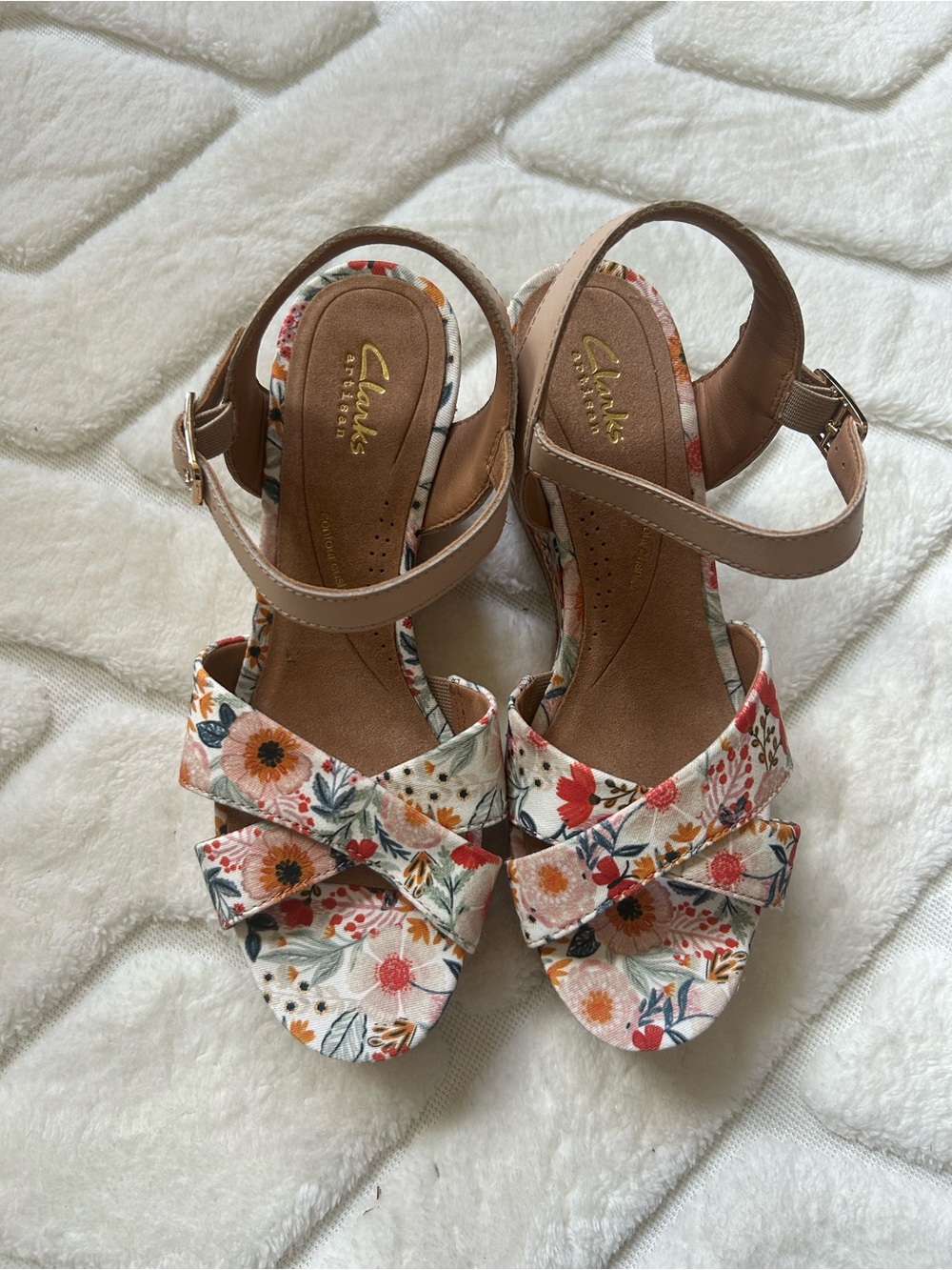 Clark’s Chicly Floral Wedge Sandals in White Floral